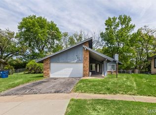 1284 Kew Gardens Dr, Florissant, MO 63031