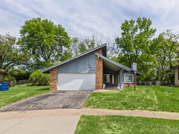 1284 Kew Gardens Dr, Florissant, MO 63031