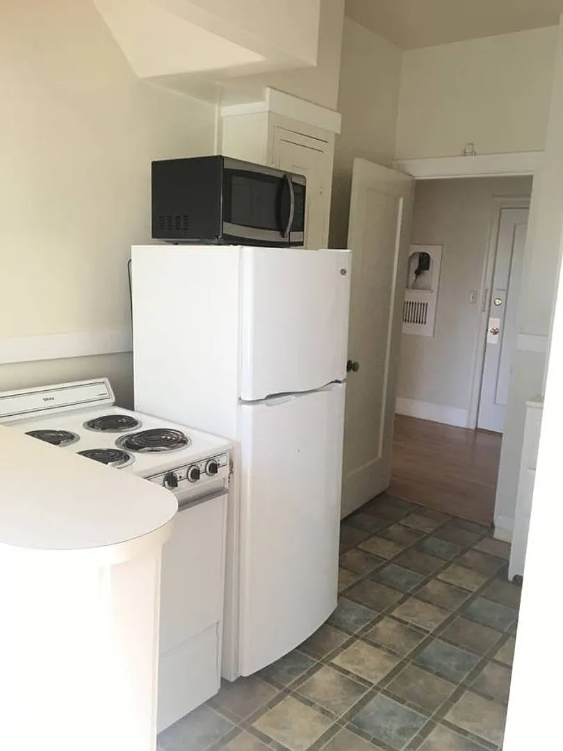 Studio apartments available Durant Avenue Apartments is an 18 unit building built in the early 19... — Photo 4