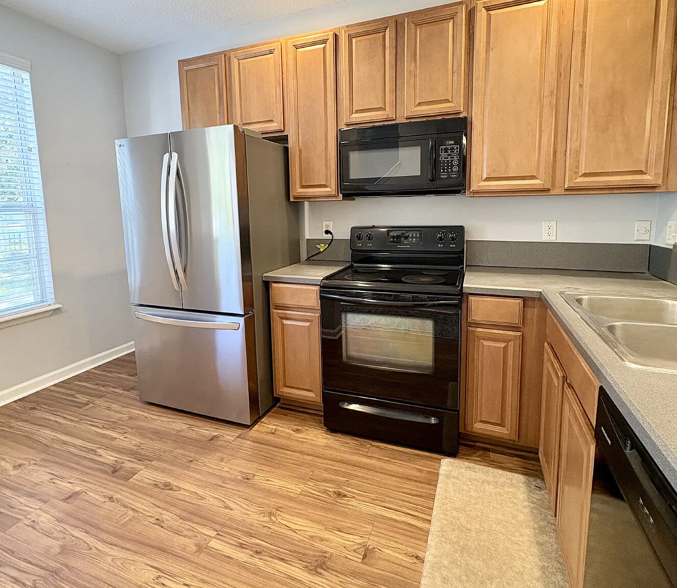 2 bed, 2.5 bath, 1008 sqft, $1,650 — Photo 3