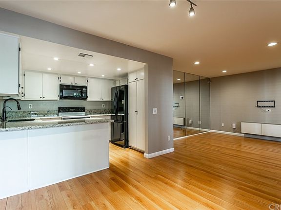 5th image of 18408 Hatteras St Unit 11