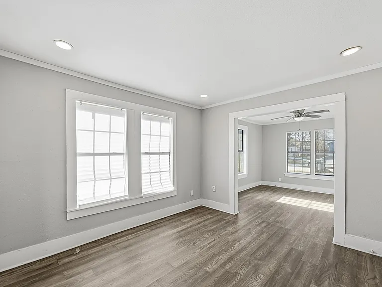 2224 Poplar St — Photo 9