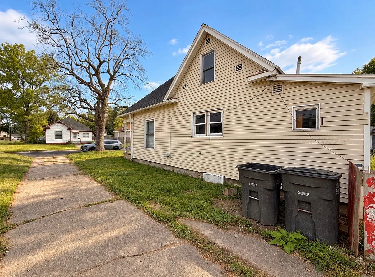4 bed, 1300 sqft, $1,295 — Photo 2