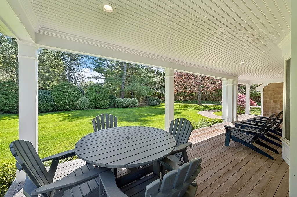 Beautiful East Hampton Village Retreat — Photo 3