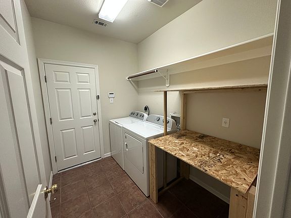 4th image of 2745 Lake Forest Dr