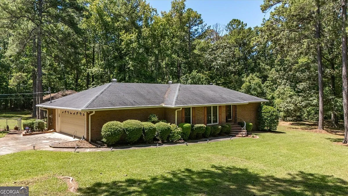 131 Hilltop Cir photo 1