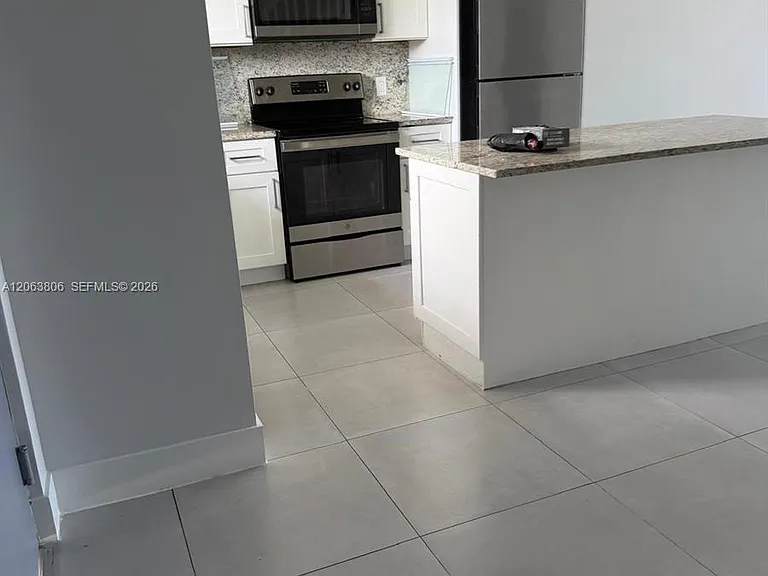 381 E 50th St #5 — Photo 5