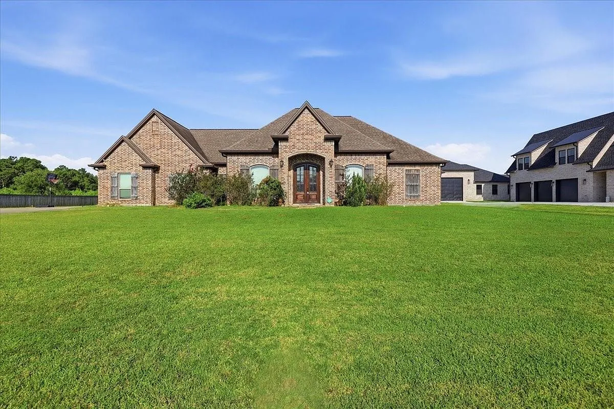 3 bed, 2.0 bath, 2004 sqft, $3,500 — Photo 1