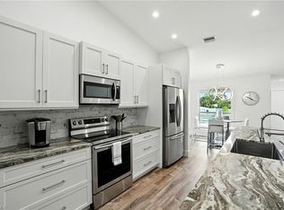 876 Gulf Pavilion Dr #201, Naples, FL 34108