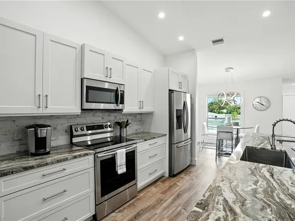 876 Gulf Pavilion DR #201, NAPLES, FL 34108