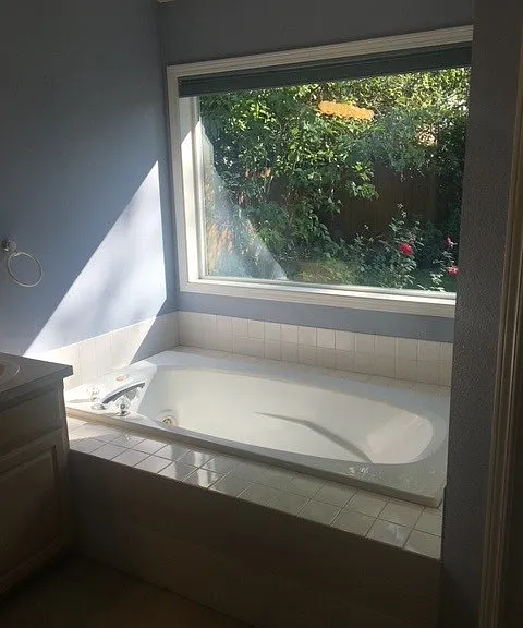 Jetted Whirpool Tub in En-Suite Primary Bath