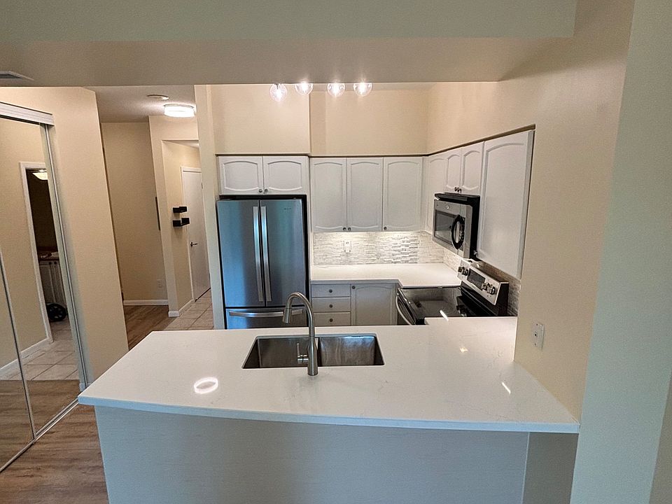 1st image of 231 Fort York Blvd #214