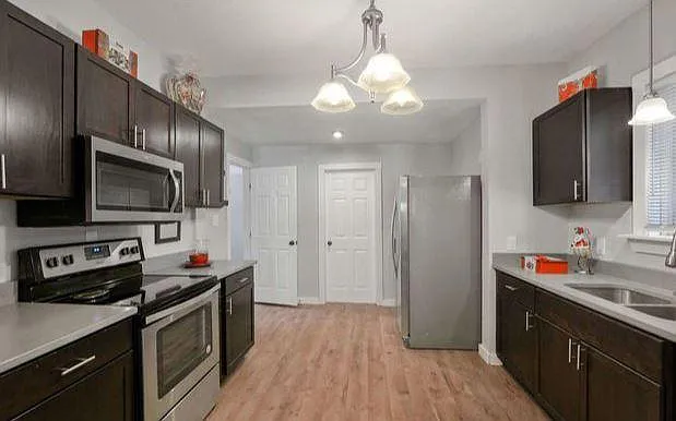 1200 W Summit Ave — Photo 3