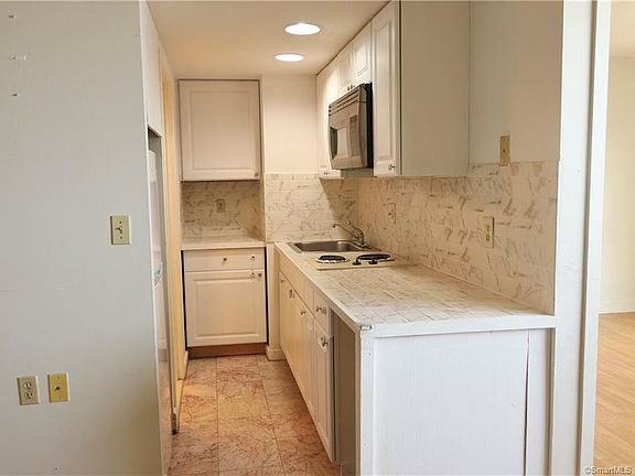 5th image of 60 Strawberry Hill Ave Unit 905