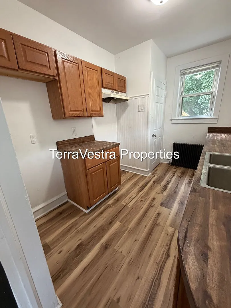 424 W Broad Street — Photo 2