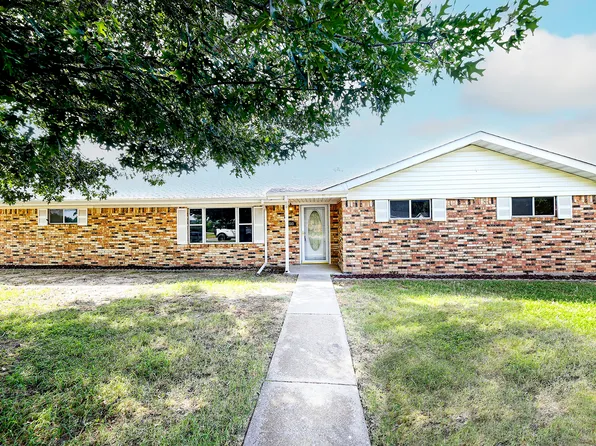 1513 Hulme St, Bowie, TX 76230