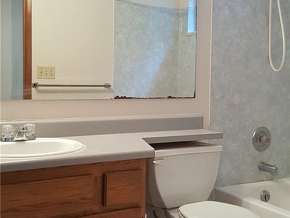 4th image of 579 Malibu Dr SE