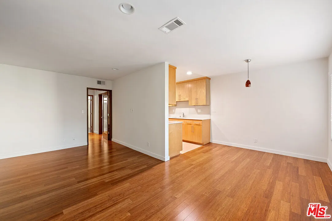 Building Photo - 931 N Alfred St #306