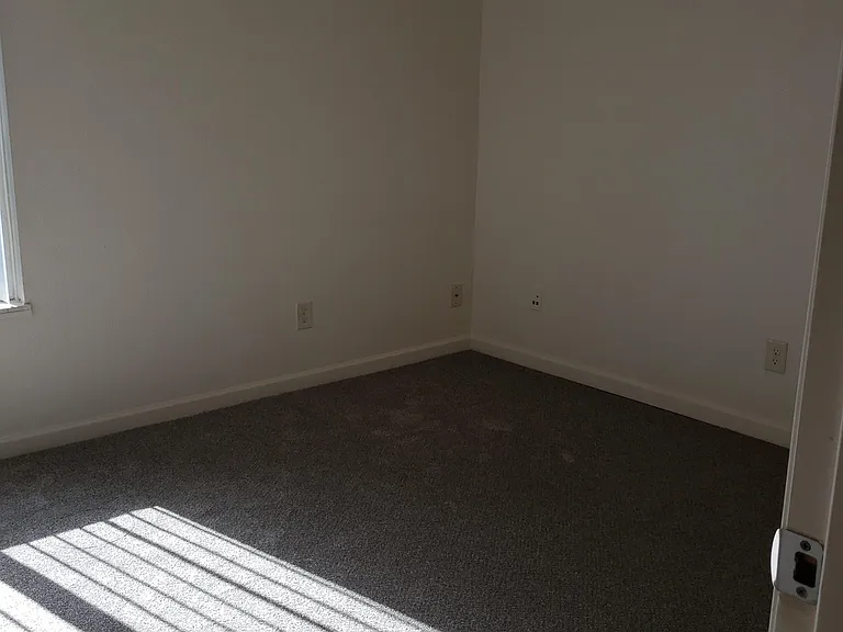252 NE Kane Dr — Photo 8