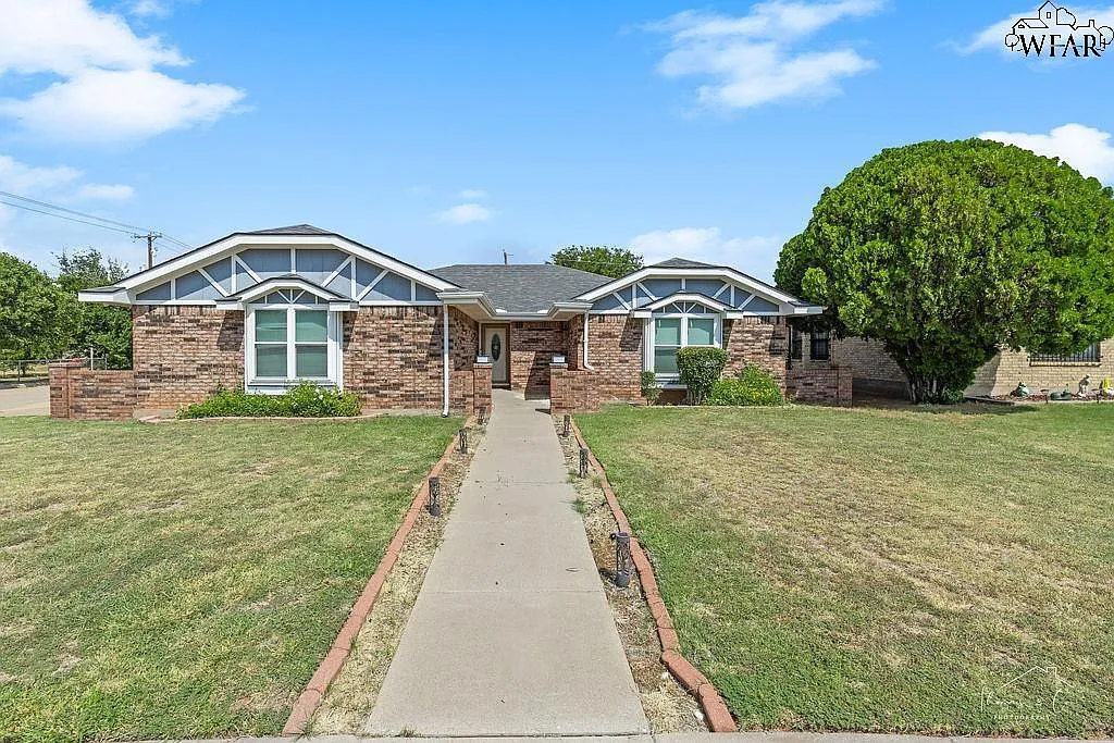 3 bed, 2.0 bath, 1450 sqft, $2,295 — Photo 3