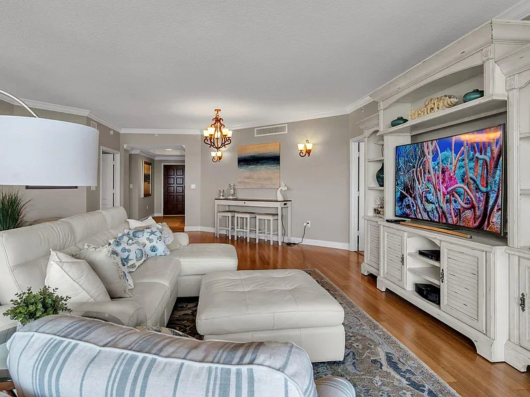 521 Mandalay Ave #802 — Photo 8