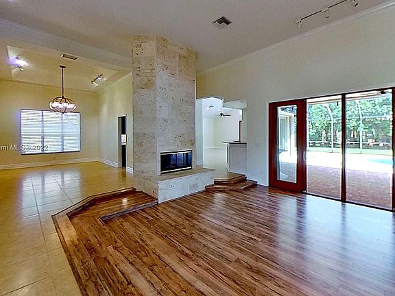 3rd image of 405 Sabal Way