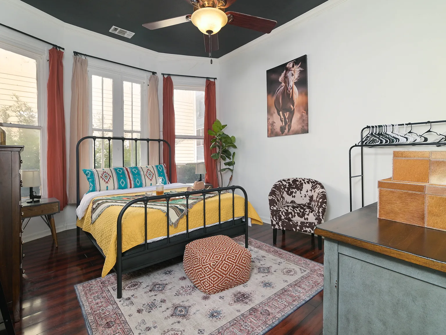 319 E Courtland Pl — Photo 1