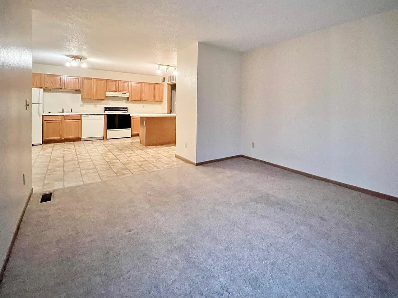 3 bed, 1.5 bath, 1260 sqft, $1,400 — Photo 4