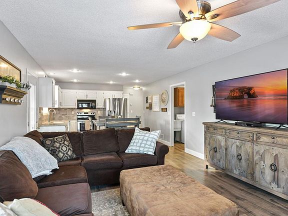 5th image of 400 Lady Slipper Ave NE