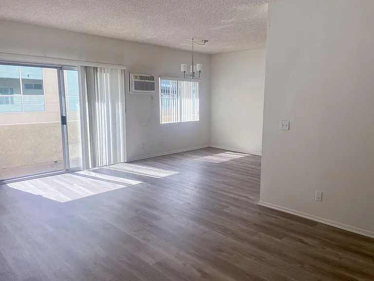 10644 Eastborne Ave — Photo 14