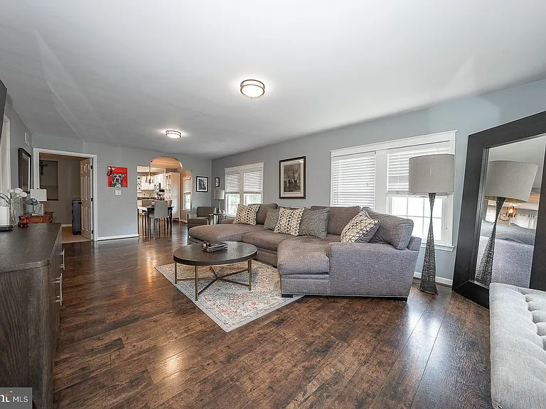 586 Summit St — Photo 5