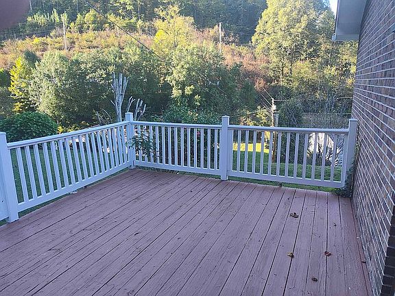 Deck that leads into dining 