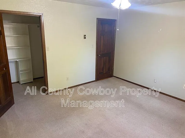 2132 Carrington Ct — Photo 9