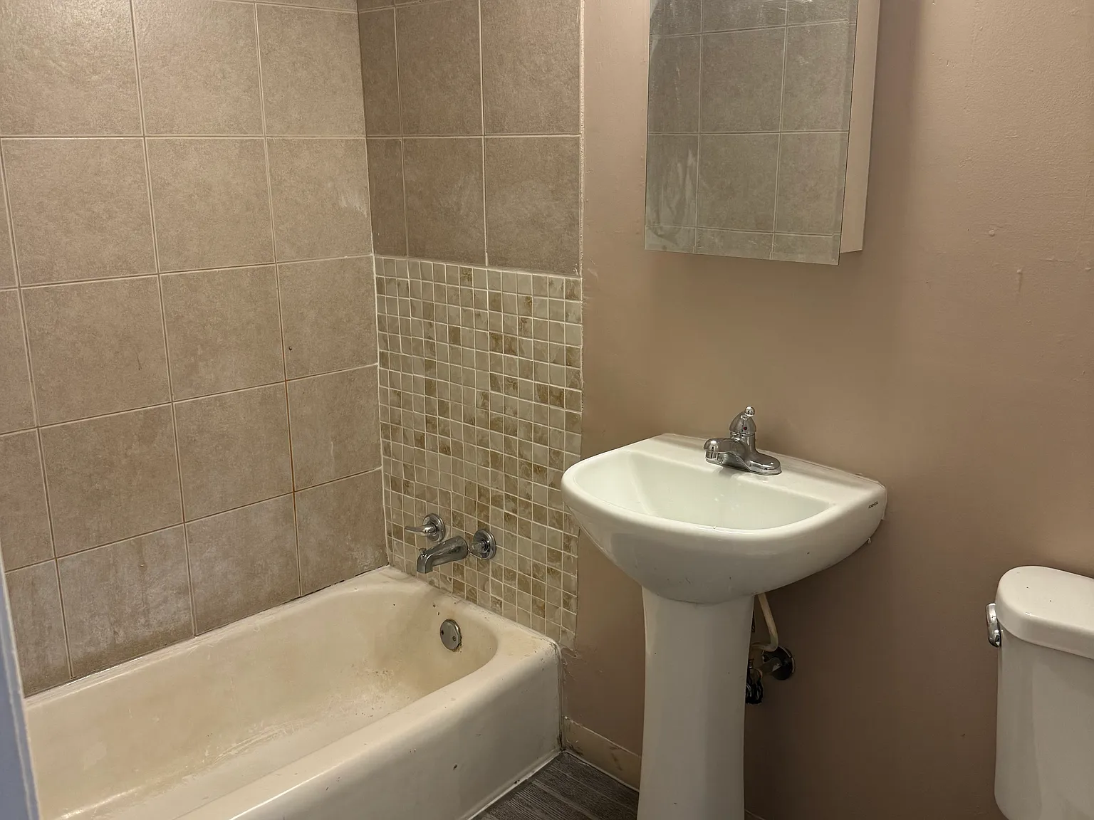 2 bed, 1000 sqft, $1,350 — Photo 2