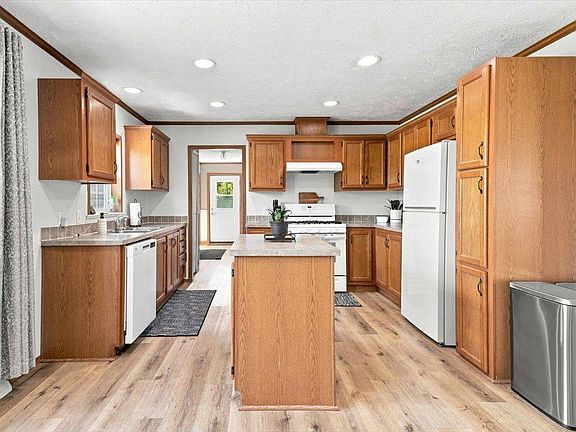 5th image of 217 Fish Lake Dr