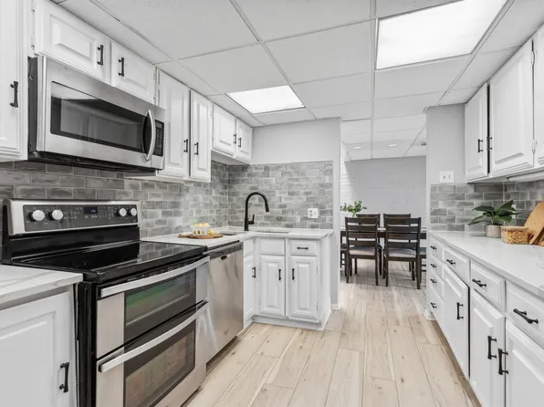 3133 Golden Oak, Farmers Branch, TX 75234