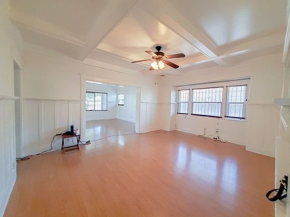 3rd image of 616 E 88th Pl
