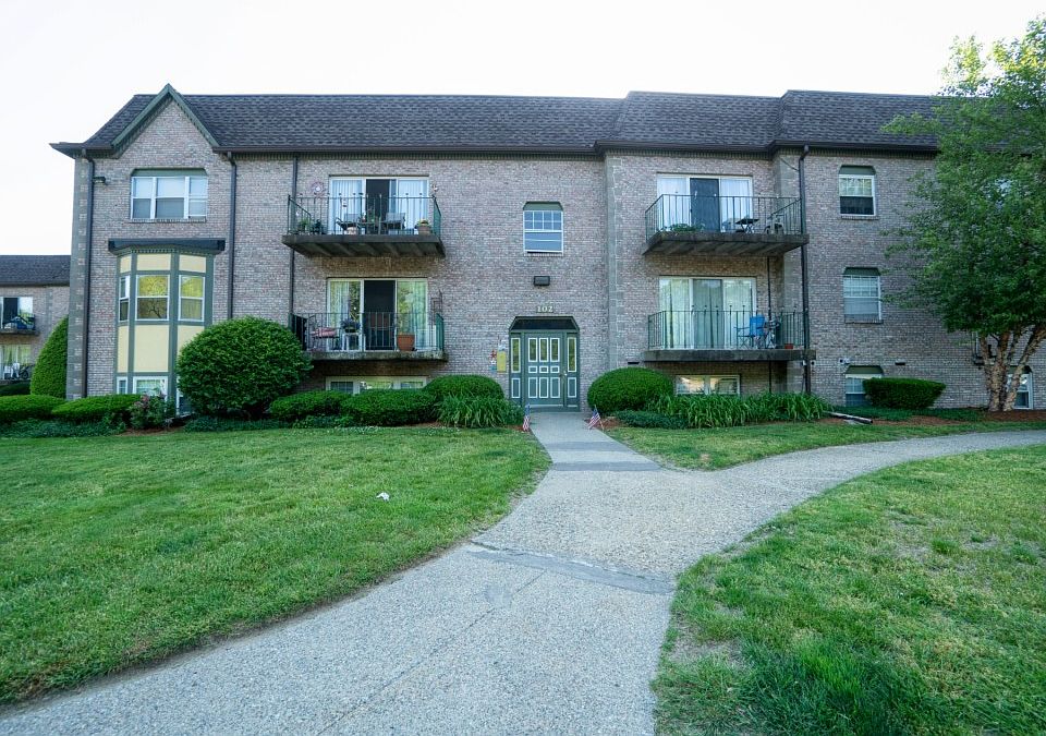 1st image of 102 Oak Ln APT 9