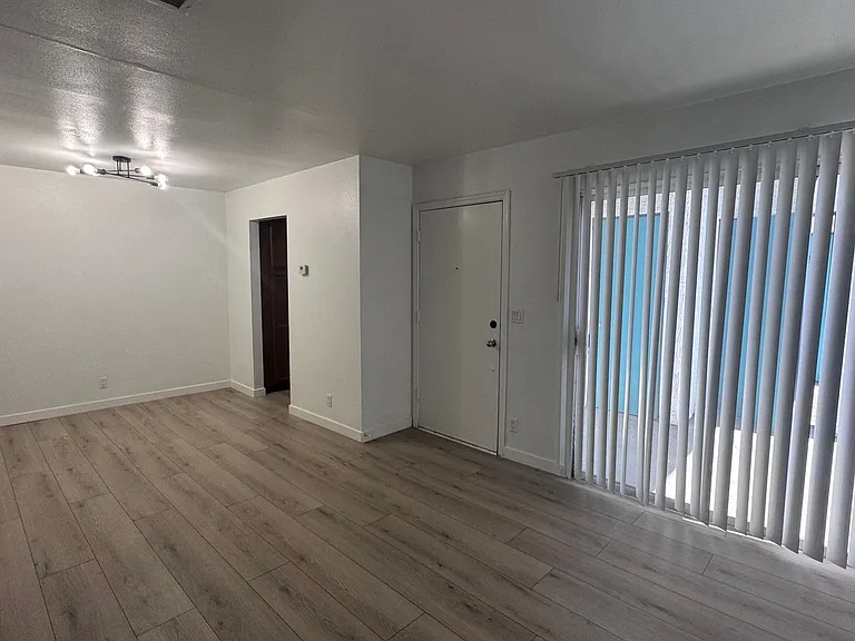 Valencia Apartments — Photo 28