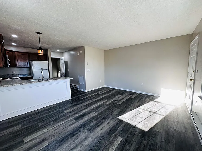 401 Woodland Cir #9 — Photo 1