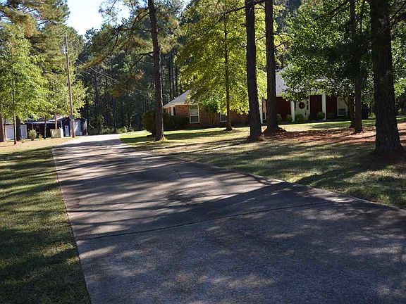 2nd image of 318 Holmes Hollow Ln