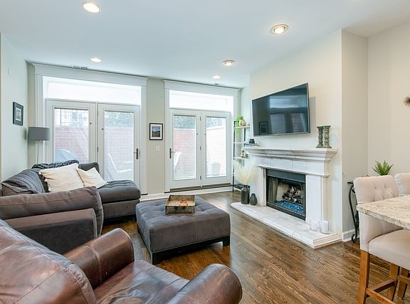 2nd image of 1136 W Fullerton Ave #G