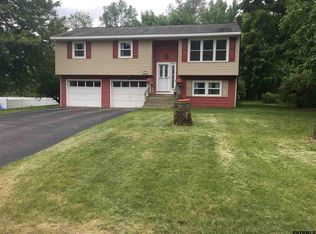 40 Cook Cir, Gansevoort, NY 12831