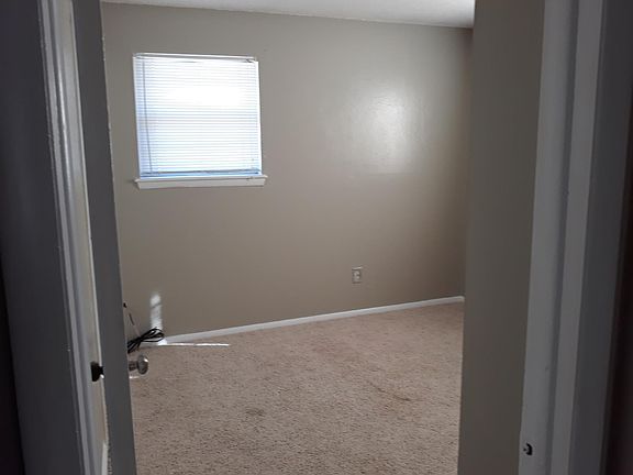 4th image of 2606 Larkspur Ln