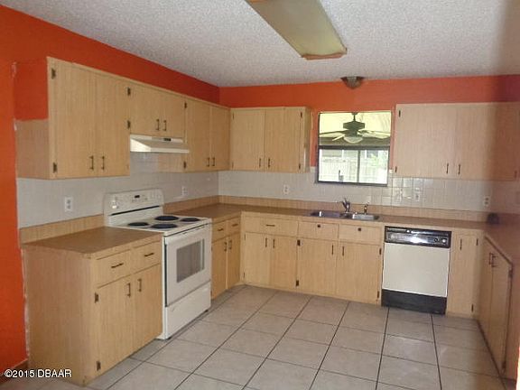 4th image of 2730 Victory Palm Dr