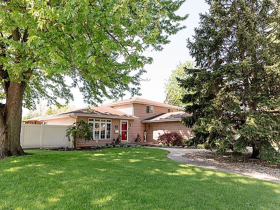 3rd image of 33 Hilltop Dr