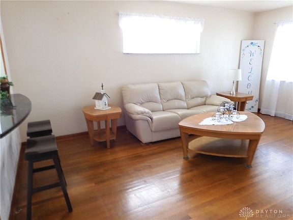 5th image of 2832 Dwight Ave