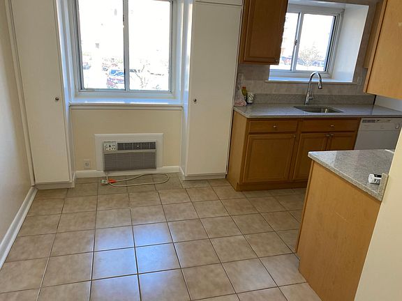 3rd image of 416C Benedict Ave