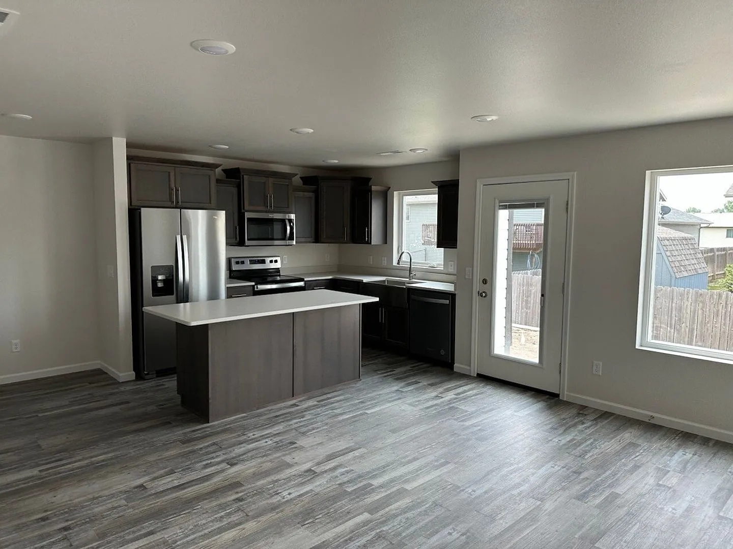 Spacious 3-bed 2.5 Bath - First Month Free! — Photo 2