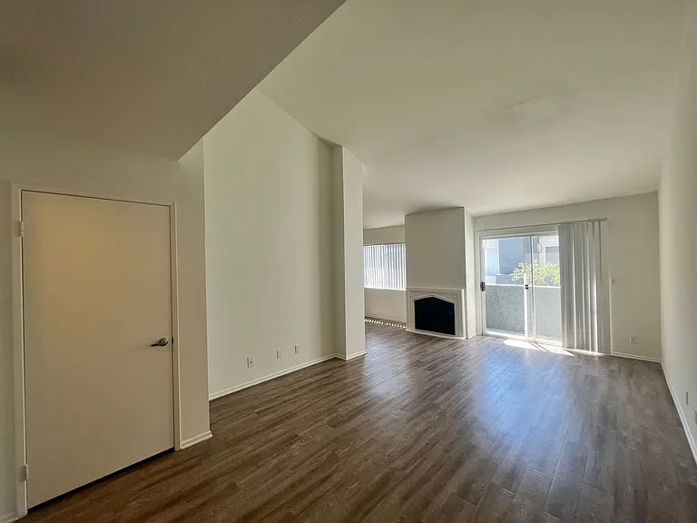 10930 Otsego St — Photo 10